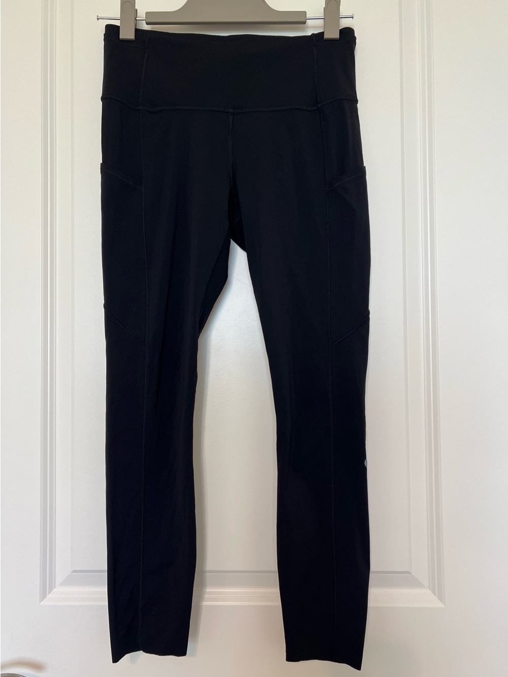 Lululemon 7/8 Black High-Waist Athletic Leggings many pockets sz.8 very good